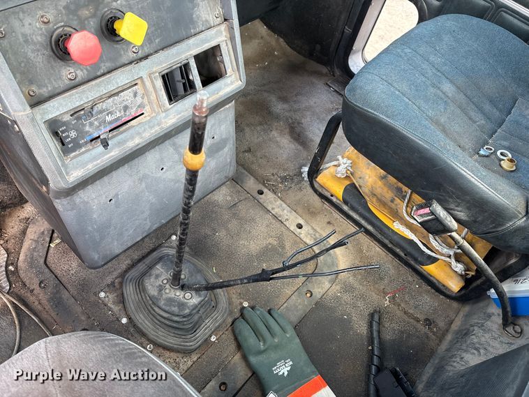 image for item EM0560 2000 Mack CH613 semi truck