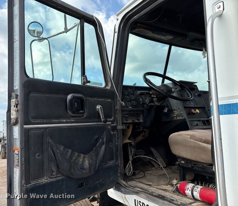 image for item EM0560 2000 Mack CH613 semi truck