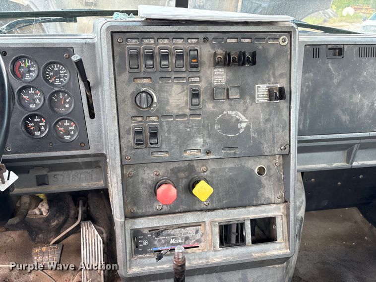 image for item EM0560 2000 Mack CH613 semi truck