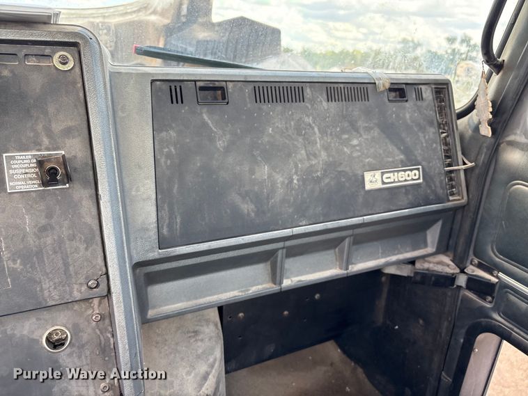 image for item EM0560 2000 Mack CH613 semi truck