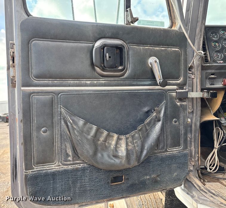 image for item EM0560 2000 Mack CH613 semi truck