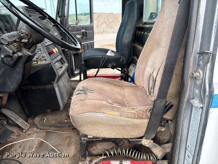 image for item EM0560 2000 Mack CH613 semi truck