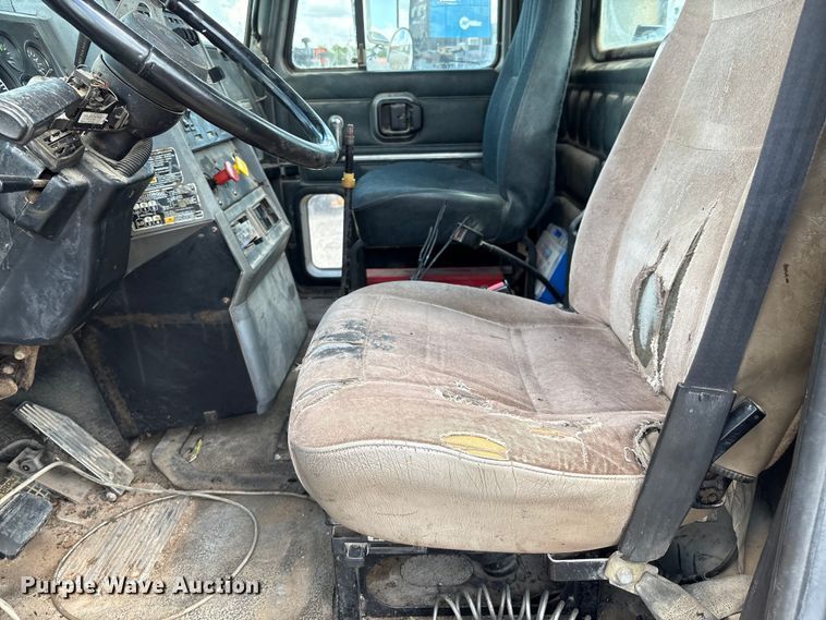 image for item EM0560 2000 Mack CH613 semi truck