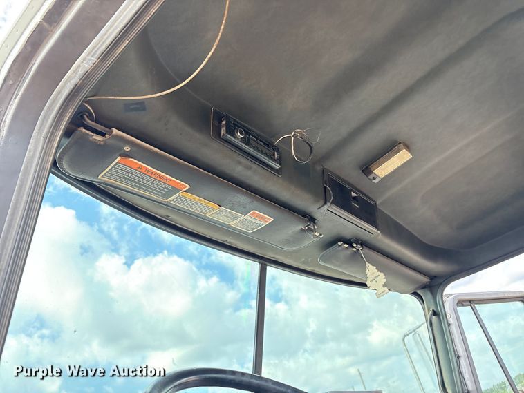 image for item EM0560 2000 Mack CH613 semi truck