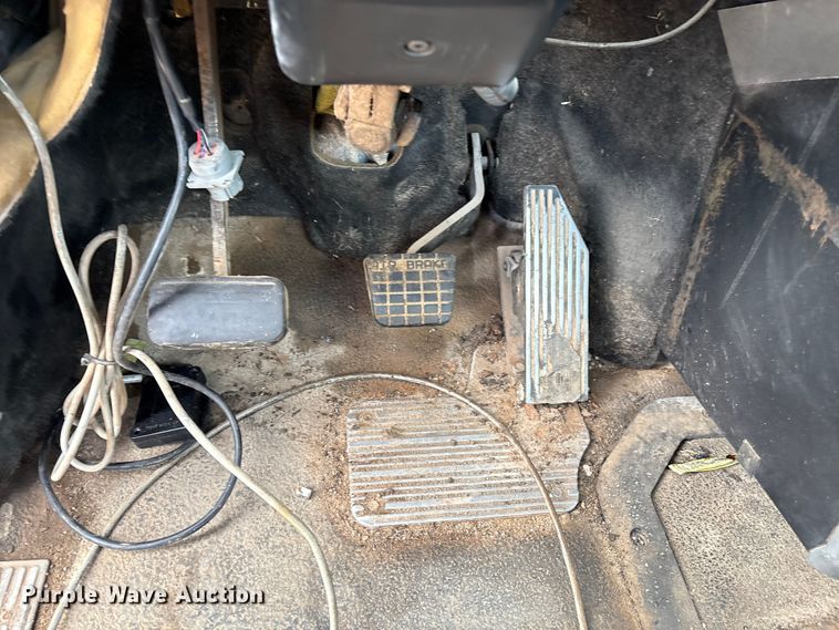 image for item EM0560 2000 Mack CH613 semi truck