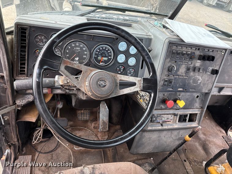 image for item EM0560 2000 Mack CH613 semi truck