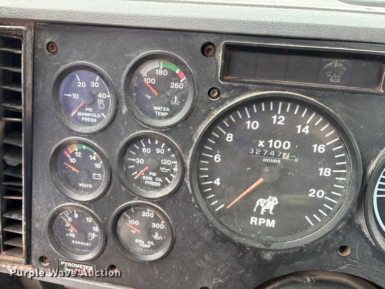 image for item EM0560 2000 Mack CH613 semi truck