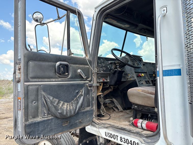 image for item EM0560 2000 Mack CH613 semi truck