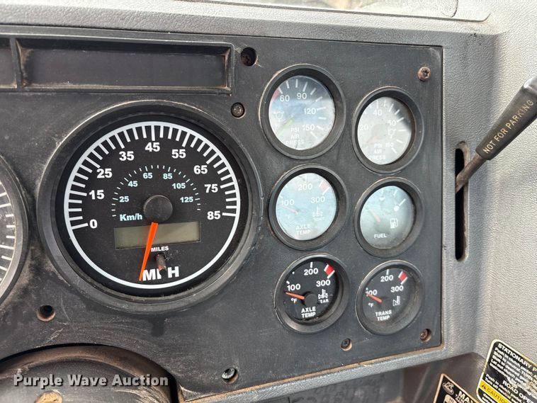 image for item EM0560 2000 Mack CH613 semi truck