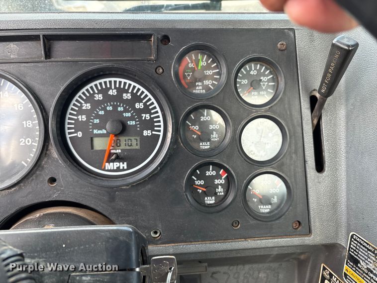 image for item EM0560 2000 Mack CH613 semi truck