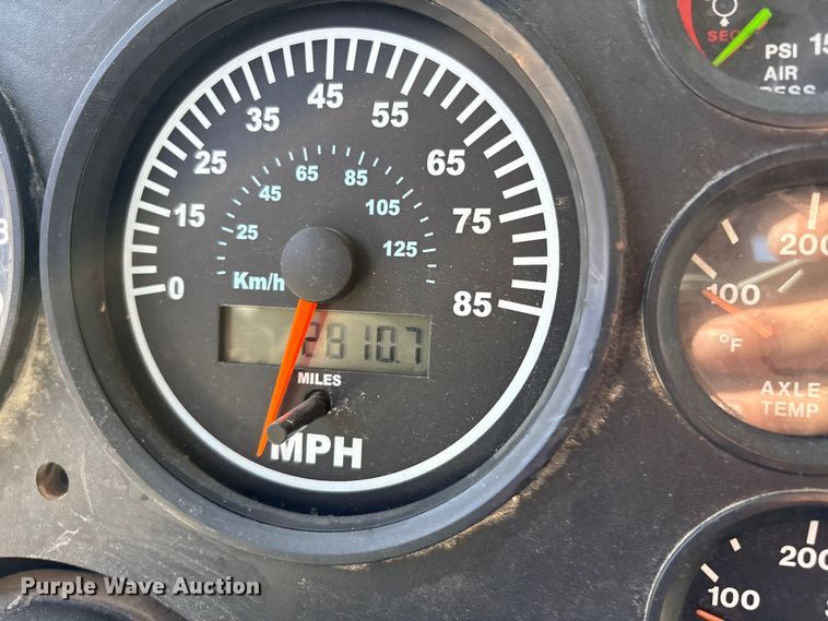 image for item EM0560 2000 Mack CH613 semi truck