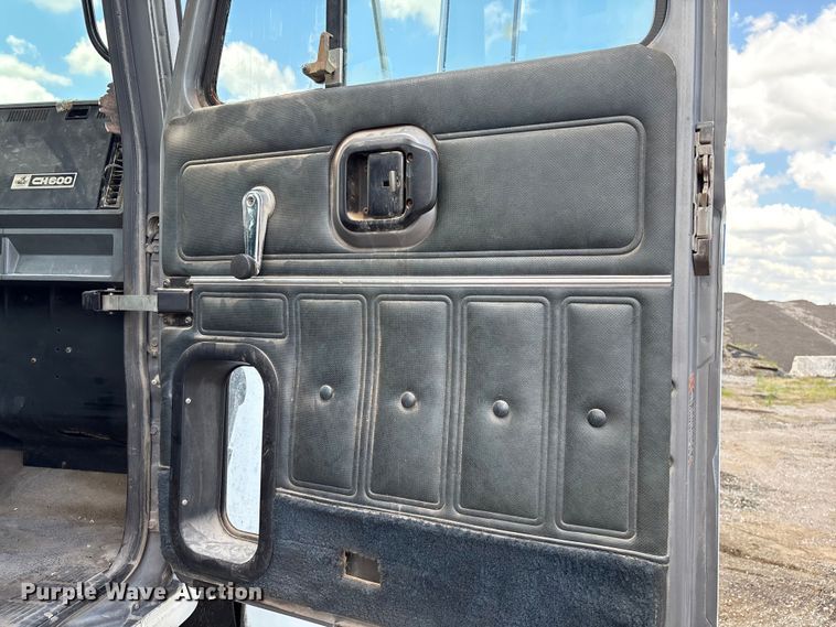 image for item EM0560 2000 Mack CH613 semi truck