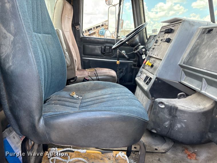 image for item EM0560 2000 Mack CH613 semi truck