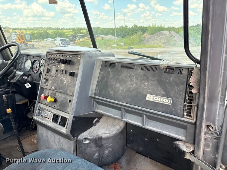 image for item EM0560 2000 Mack CH613 semi truck