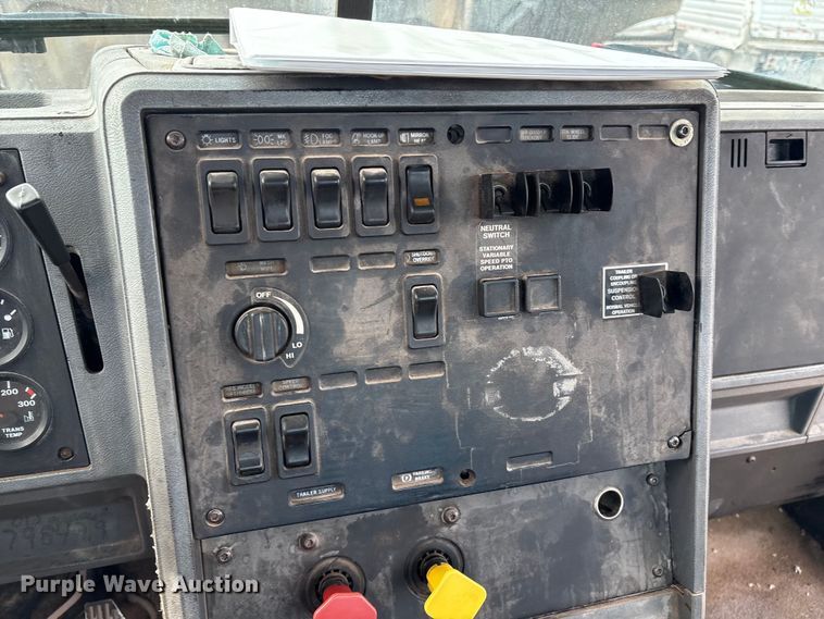 image for item EM0560 2000 Mack CH613 semi truck