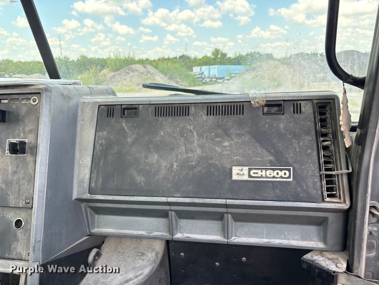 image for item EM0560 2000 Mack CH613 semi truck