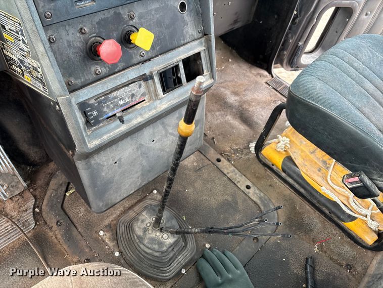 image for item EM0560 2000 Mack CH613 semi truck