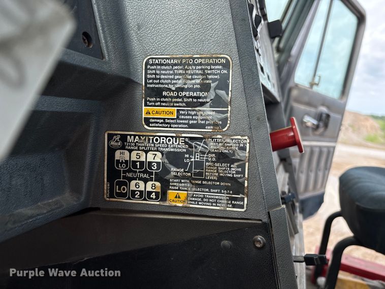 image for item EM0560 2000 Mack CH613 semi truck