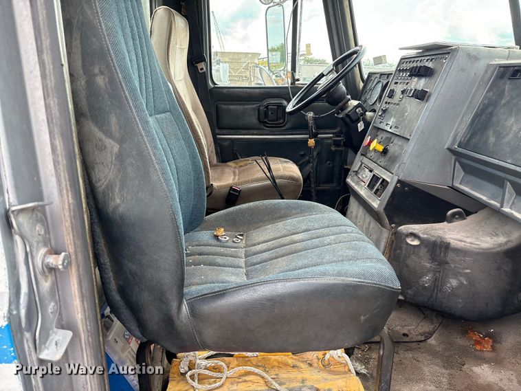 image for item EM0560 2000 Mack CH613 semi truck