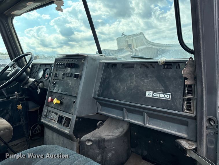 image for item EM0560 2000 Mack CH613 semi truck
