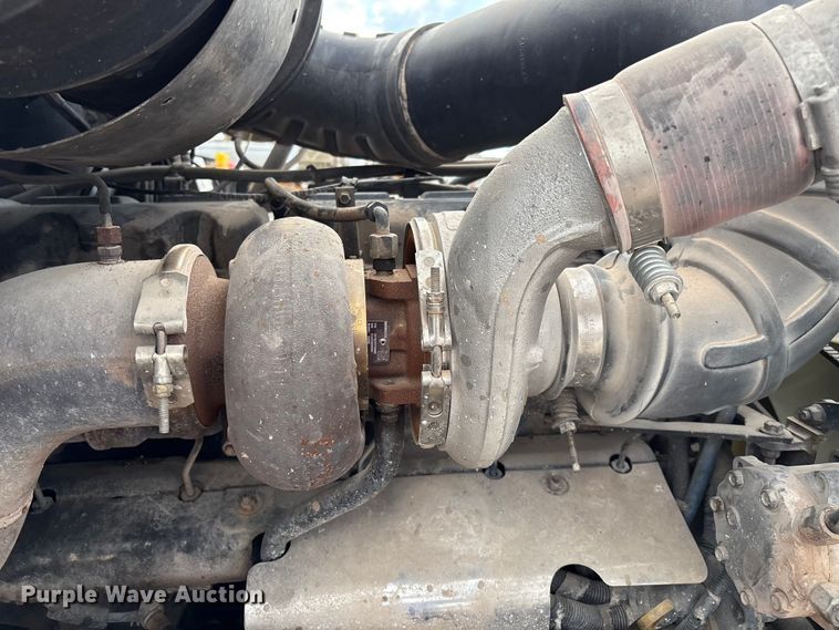 image for item EM0560 2000 Mack CH613 semi truck