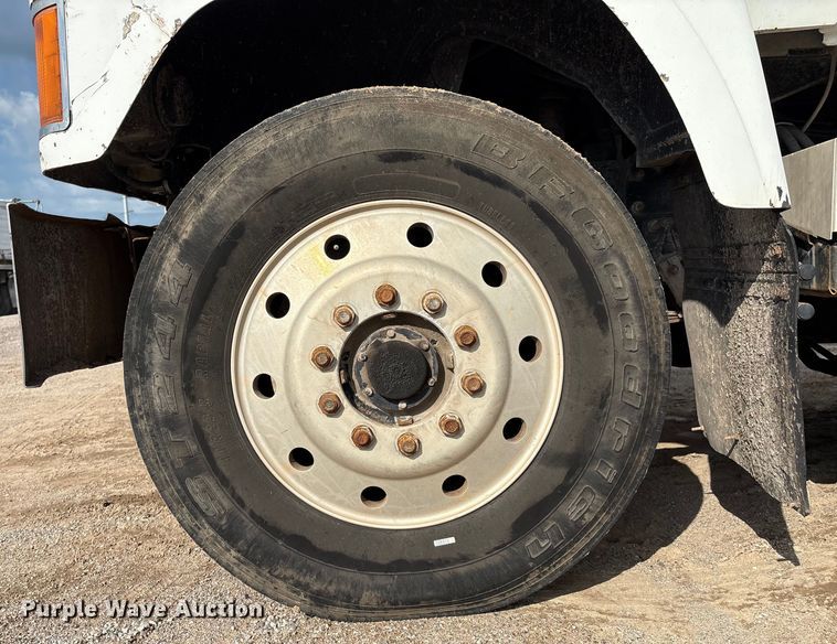 image for item EM0560 2000 Mack CH613 semi truck