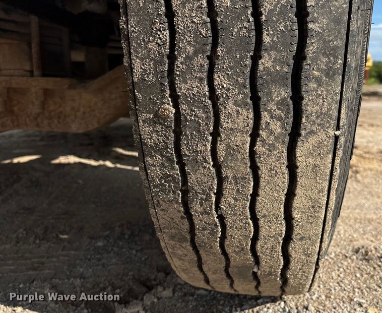 image for item EM0560 2000 Mack CH613 semi truck