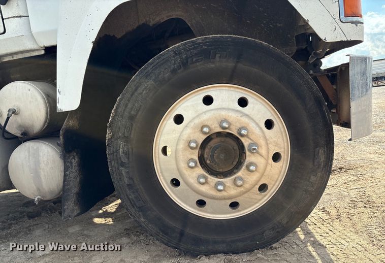 image for item EM0560 2000 Mack CH613 semi truck