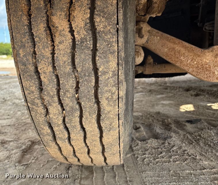 image for item EM0560 2000 Mack CH613 semi truck