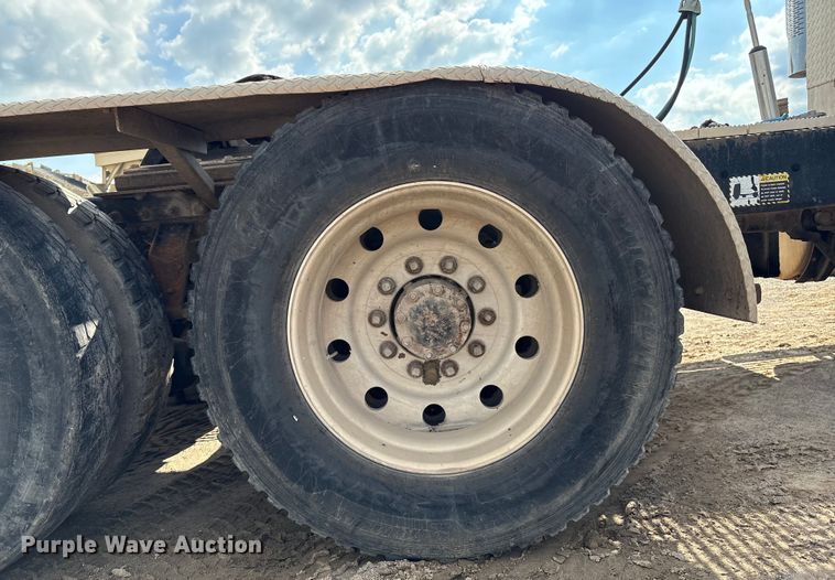 image for item EM0560 2000 Mack CH613 semi truck