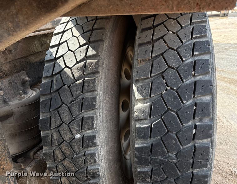 image for item EM0560 2000 Mack CH613 semi truck