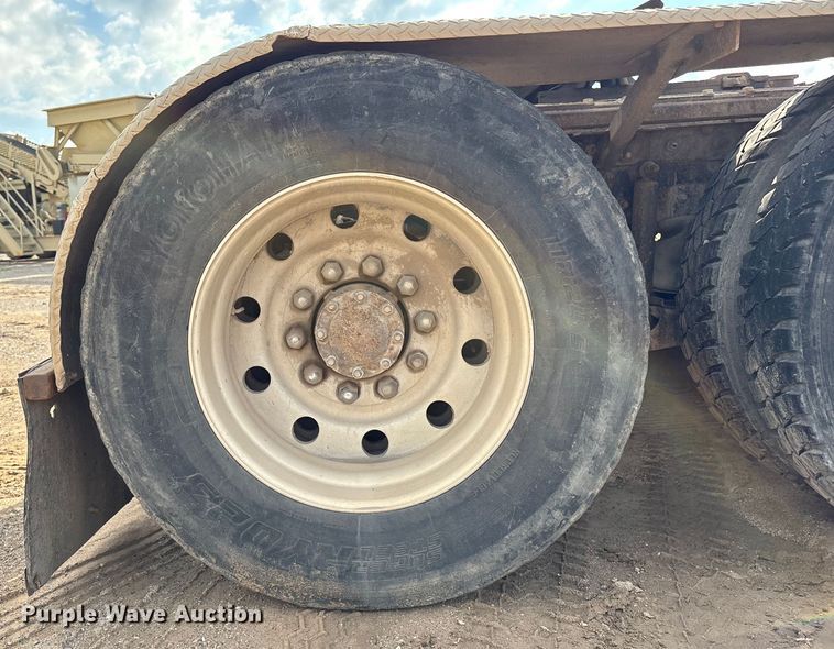 image for item EM0560 2000 Mack CH613 semi truck