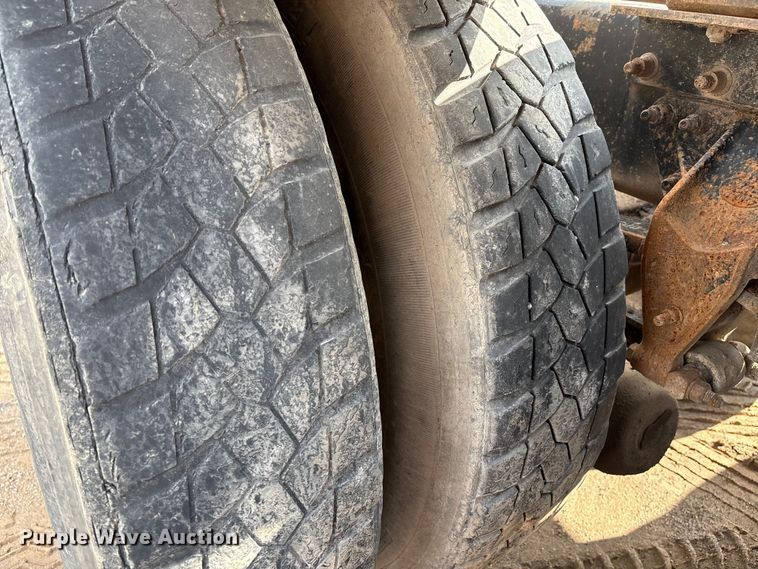 image for item EM0560 2000 Mack CH613 semi truck