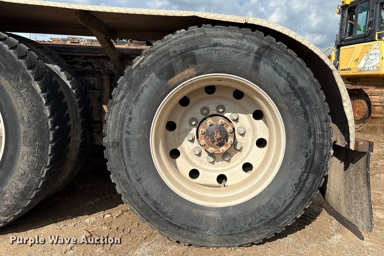 image for item EM0560 2000 Mack CH613 semi truck