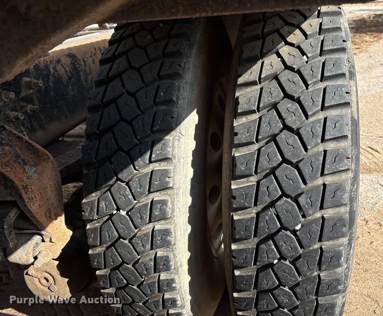 image for item EM0560 2000 Mack CH613 semi truck