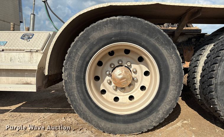 image for item EM0560 2000 Mack CH613 semi truck