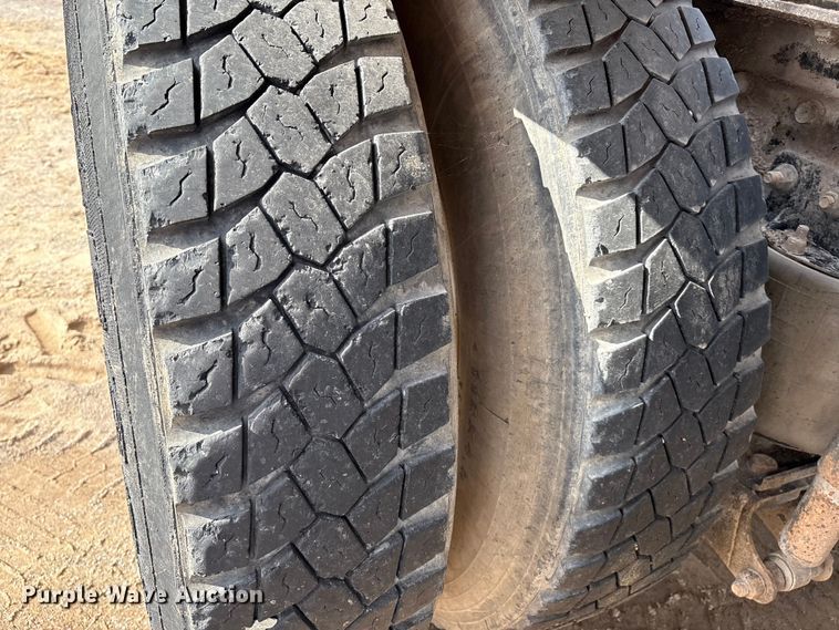 image for item EM0560 2000 Mack CH613 semi truck