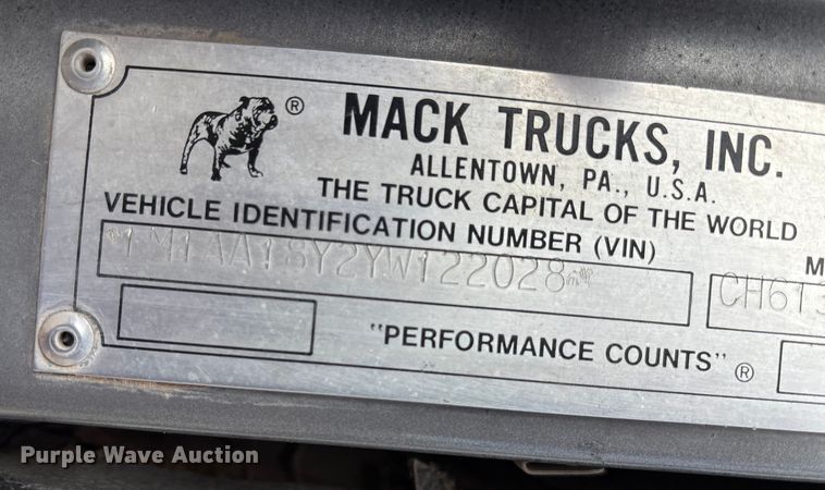 image for item EM0560 2000 Mack CH613 semi truck