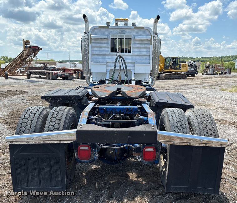 image for item EM0561 2006 Peterbilt 379 semi truck