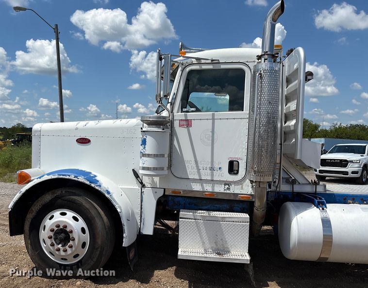 image for item EM0561 2006 Peterbilt 379 semi truck