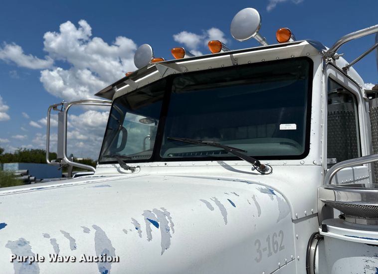 image for item EM0561 2006 Peterbilt 379 semi truck
