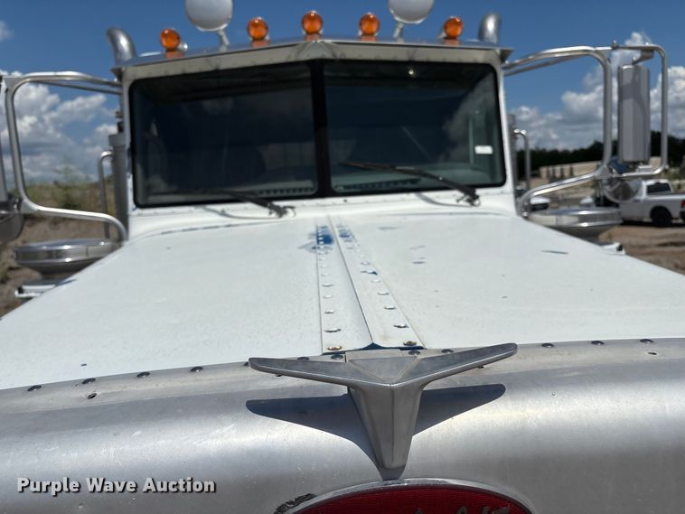 image for item EM0561 2006 Peterbilt 379 semi truck