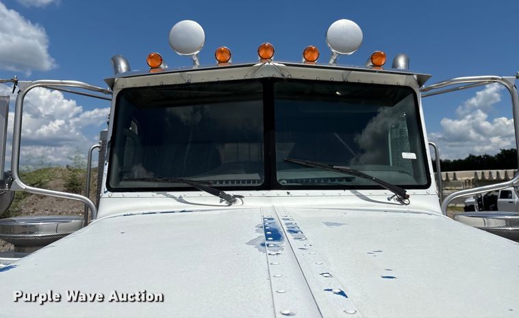 image for item EM0561 2006 Peterbilt 379 semi truck