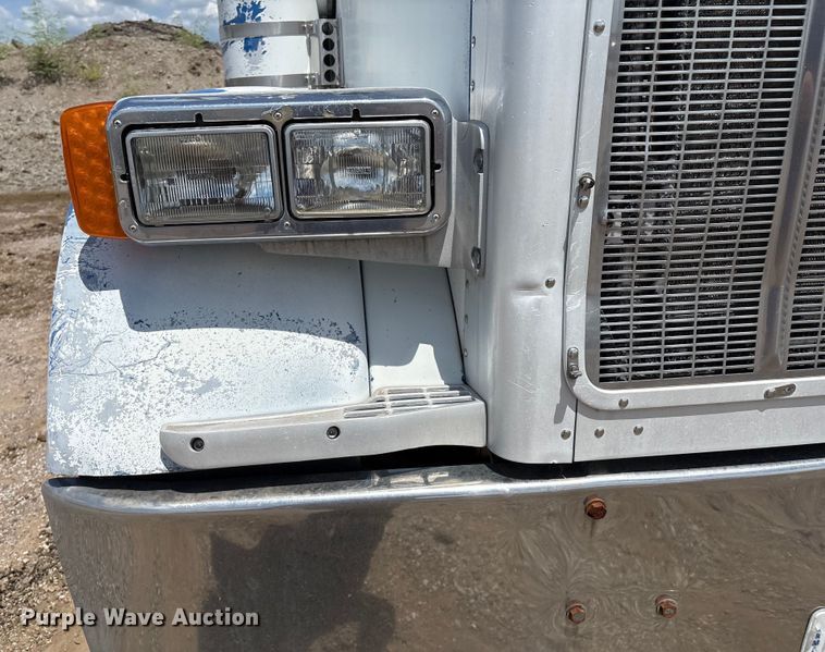 image for item EM0561 2006 Peterbilt 379 semi truck