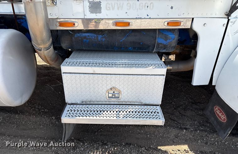 image for item EM0561 2006 Peterbilt 379 semi truck