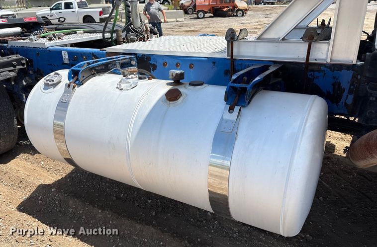 image for item EM0561 2006 Peterbilt 379 semi truck