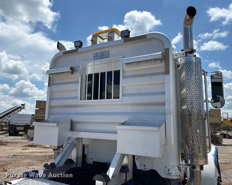 image for item EM0561 2006 Peterbilt 379 semi truck