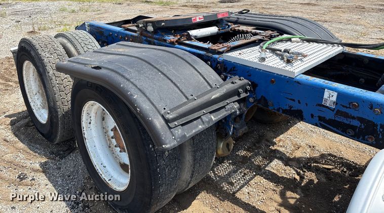 image for item EM0561 2006 Peterbilt 379 semi truck