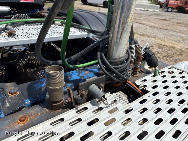 image for item EM0561 2006 Peterbilt 379 semi truck