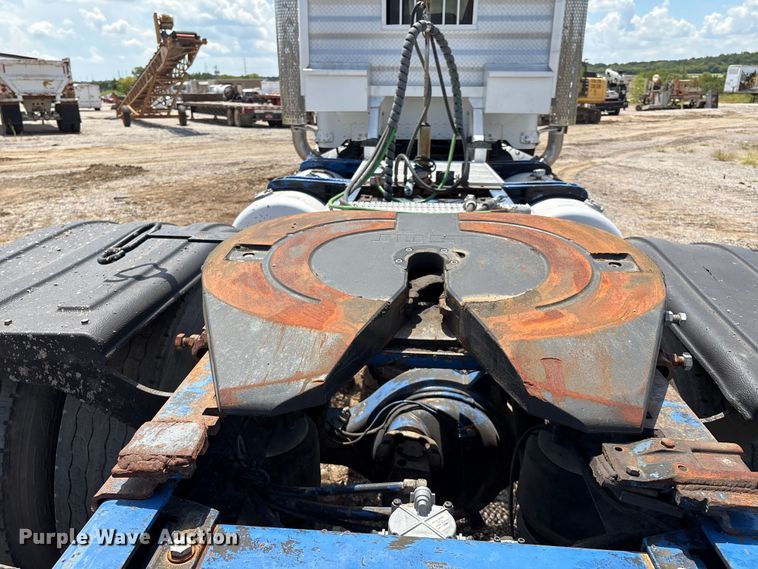 image for item EM0561 2006 Peterbilt 379 semi truck